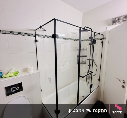 מקלחת עם דלתות זכוכית ואמבטיה לבנה